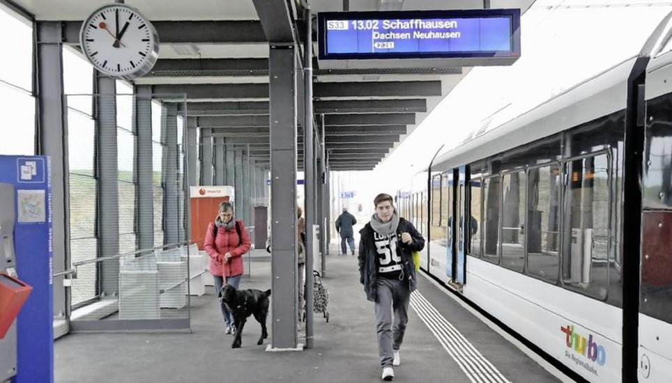 In Marthalen gilt der 9-Uhr-Pass des ZVV künftig wirklich erst ab punkt 9 Uhr. Archivbild: Mark Gasser