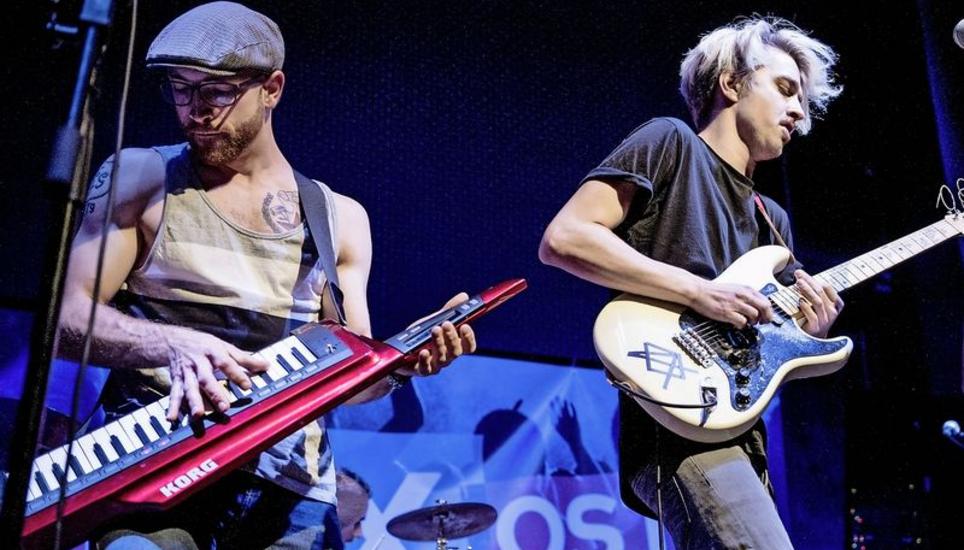 Die Thurgauer Indie-Grunger-Band OGMH ritt auf den Klangwellen ihres Indie-Grunge und verbreitete eine geladene Stimmung im sich füllenden Raum. Bilder: Evelyn Kutschera
