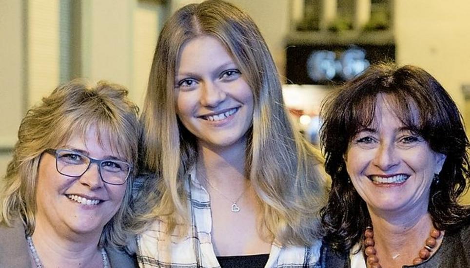 Sabine Fortuna unterstützte mit den Freundinnen Jessica Byland und Karin Fierz (v. r.) ihren Sohn Luca bei seinem Auftritt. Sie höre seine Lieder immer zu Hause. Das sei ein Genuss, schwärmt die stolze Mutter.