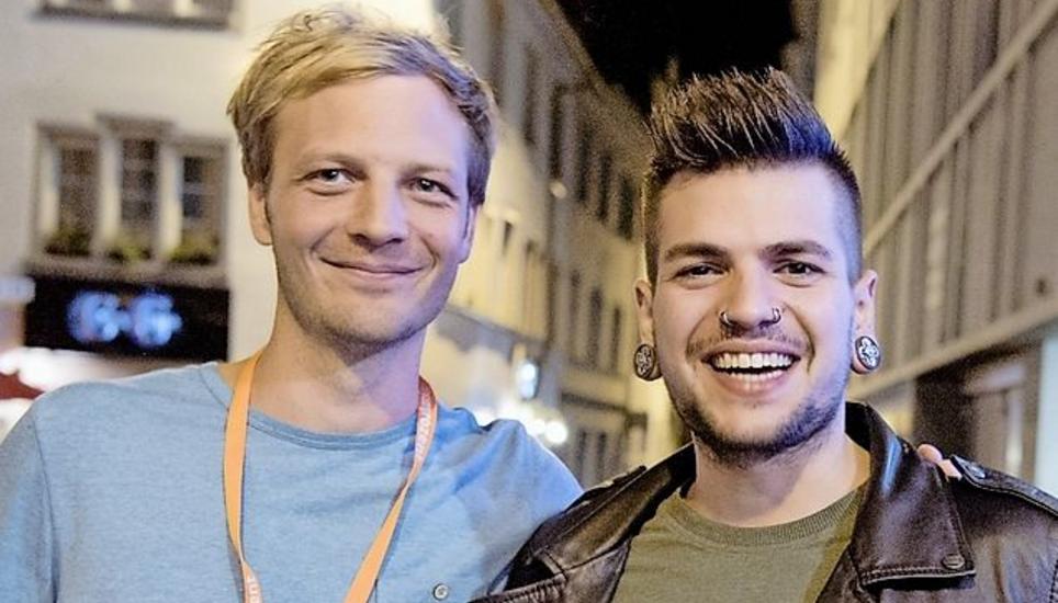 Pablo Tenger (r.) ist der Gitarrist der letztjährigen Finalistenband Hielo. «Für uns war «bandXost» super! Wir spüren bis heute die Unterstützung der Organisation», sagt er und plaudert mit Juror Marco Bleiker.