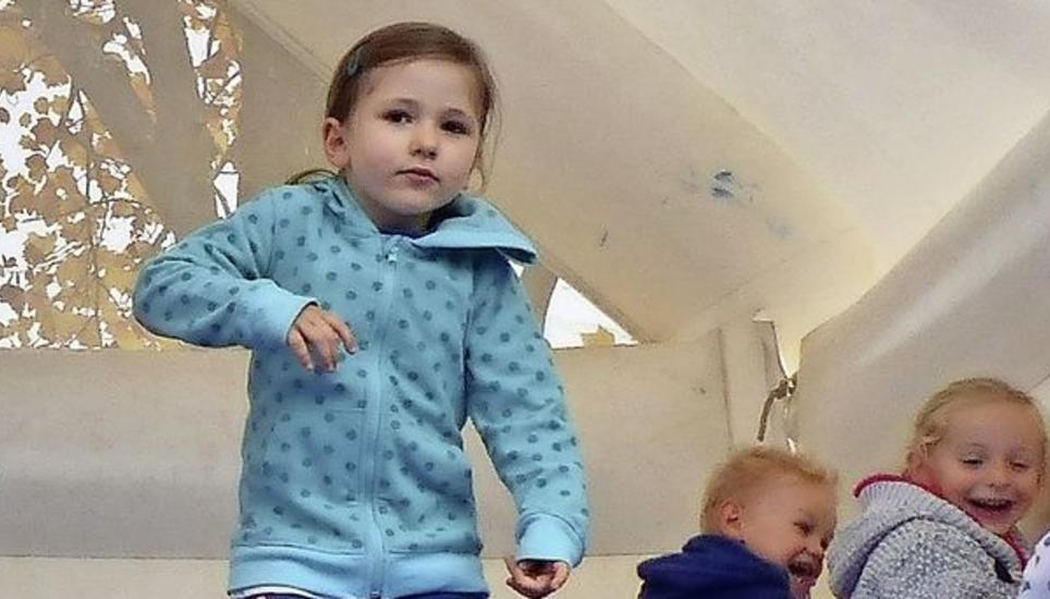 Fast wie in der Schwerelosigkeit: Die Hüpfburg ist für die Hallauer Kinder immer ein Erlebnis und gut besucht. Bild: Theo Kübler