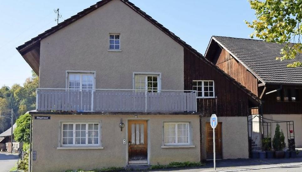 In diesem Haus in Wasterkingen hat die Familie T. gewohnt. Am Dienstagabend brachte hier ein 50-jähriger Familienvater seine Frau mit einem scharfen Gegenstand um. Bild: Thomas Güntert