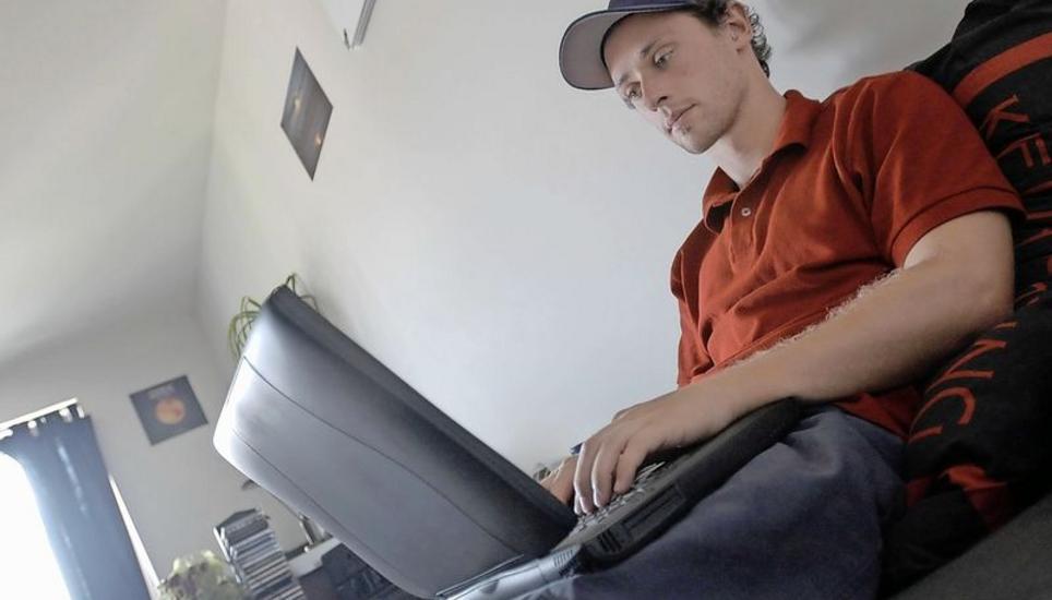 Mit der Prävention gegen Radikalisierung dorthin gehen, wo sich die Jugendlichen bewegen und wo sie viel Zeit verbringen: ins Netz. Das ist der Plan des Bundes, der hierfür vier Pilotprojekte unterstützt. Bild: Key