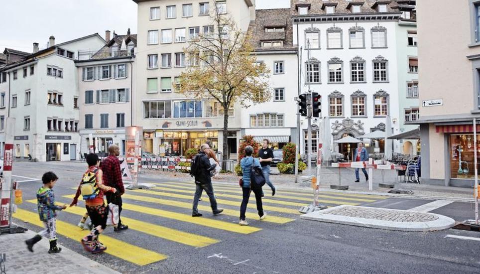 Auch in Zukunft ein gewohntes Bild: Bei Grün überqueren die Fussgänger am Scalaplatz die Bachstrasse. Bild: Tito Valchera