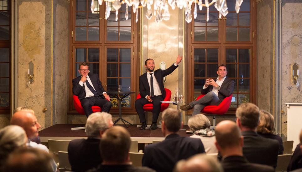 Werner Gut, Leiter Firmenkunden der Schaffhauser Kantonalbank (l.), und Roy Pagno, Geschäftsleiter von IT3 Treuhand + Immobilien (r.). Die Diskussion leitete Sebastian Babic (M.). Bilder: Luisa Kehl