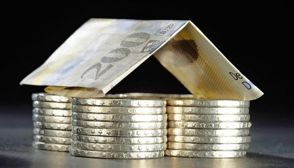 Ohne Hilfe der Bank kann kaum jemand ein Haus kaufen. Aktuell gibt es ganz viel Geld für ganz wenig Geld: Eine Hypothek von einer Million kostet gut 800 Franken im Monat. Doch wie lange hält die Geldschwemme noch an? Bild: Key