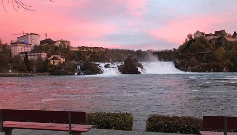 assend zur Veranstaltung am Samstag Abend am Rheinfall ,«Pinky Rhinefall» zum Solidaritätszeichen für Frauen mit Brustkrebs. Bild: Daria Günter