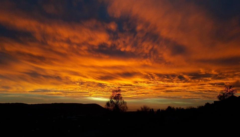 Am Wochenende durften wir einen ganz speziellen Sonnenuntergang geniessen. Der Himmel über Beringen. Bild: Leandra Müller