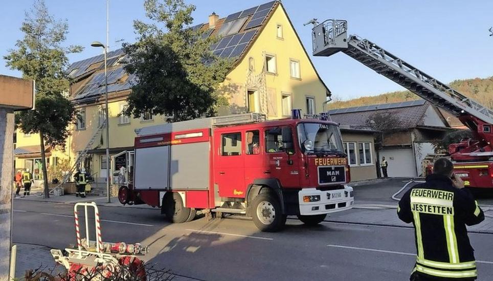 Um 5.11 Uhr wurde die Jestetter Feuerwehr zu einem Brand im Ortszentrum an der Schaffhauser Strasse gerufen. Insgesamt 130 Rettungskräfte waren im Einsatz. Schwer verletzt wurde niemand. Bild: Janosch Tröhler