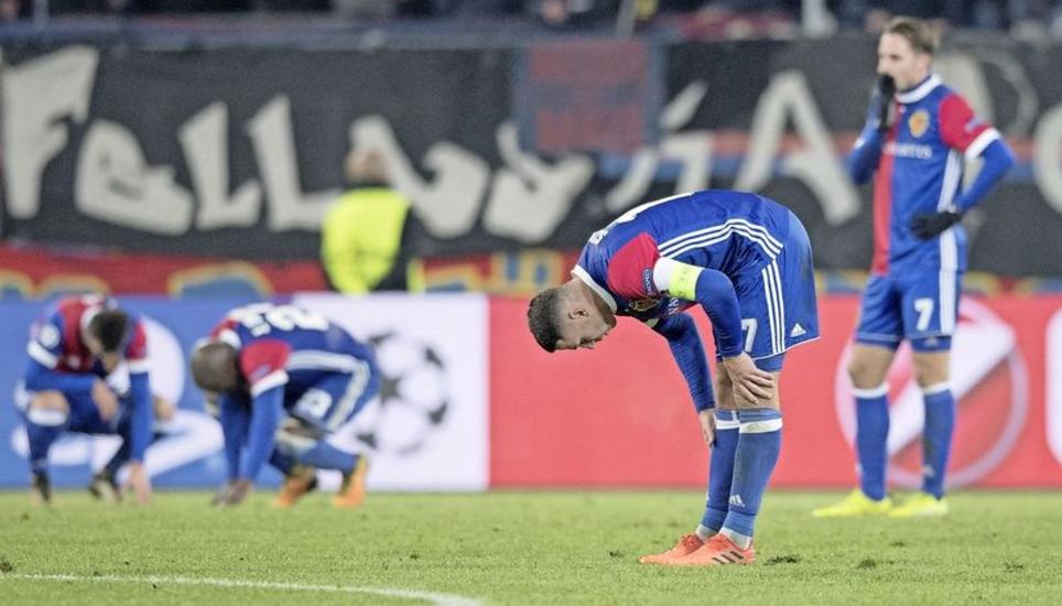 Ärgerlich: Die enttäuschten Spieler des FC Basel realisieren, dass bei der 1:2-Niederlage gegen ZSKA Moskau mehr drinlag und man eine Riesenchance auf das Erreichen des Champions-League-Achtelfinals verpasste. Bild: Key