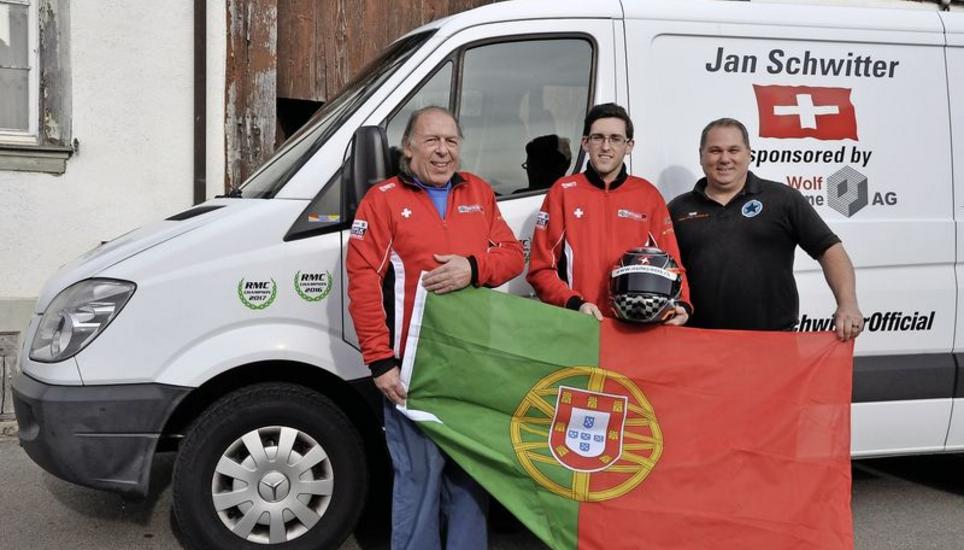 Portugal, wir kommen: Am Wochenende findet in Portimão das Rotax-Weltfinale statt. Am Start wird Pilot Jan Schwitter (Mitte) sein. Sein Vater Peter (links) wird als Mechaniker mitarbeiten. Teamchef ist Axel Gansloweit (rechts). Bild: Daniel F. Koch