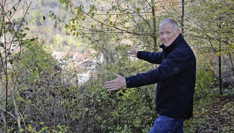 «Das wird nicht ganz einfach», sagt Roger Brütsch, Geschäftsbereichsleiter Gas und Wasser bei SH Power, und zeigt, wo das 1,8-Millionen-Franken-Bauwerk oberhalb von Hemmental hinkommen soll. Bild: Dario Muffler