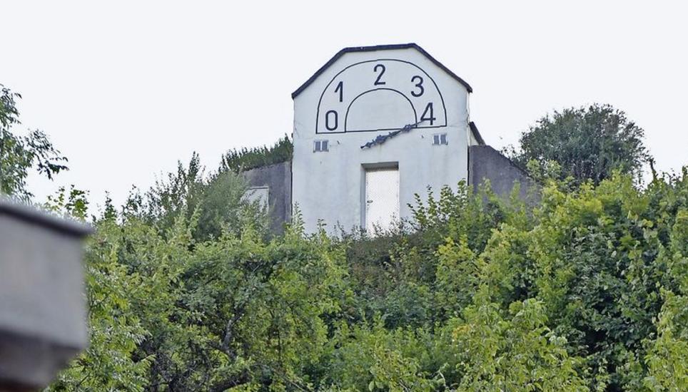 Die Wasserstandsanzeige des alten Reservoirs ist praktisch vom ganzen Dorf aus sichtbar. Die Fassade wird erhalten bleiben. Bild: Selwyn Hoffmann