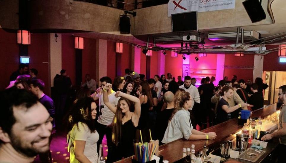 Ausgelassen begingen die Gäste im «Orient» das grosse Geburtstagsfest und liessen sich vom DJ-Team Floorfillers auf die Tanzfläche locken. Bilder: Selwyn Hoffmann