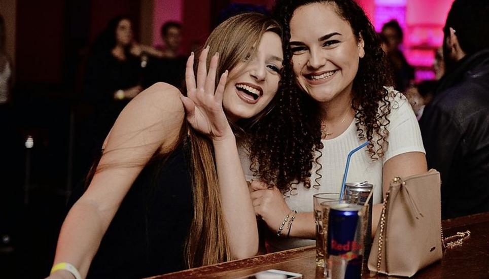 Spass haben und die Party in vollen Zügen geniessen haben sich Sude Sanez (l.) und Aylin Süer für den Abend vorgenommen.