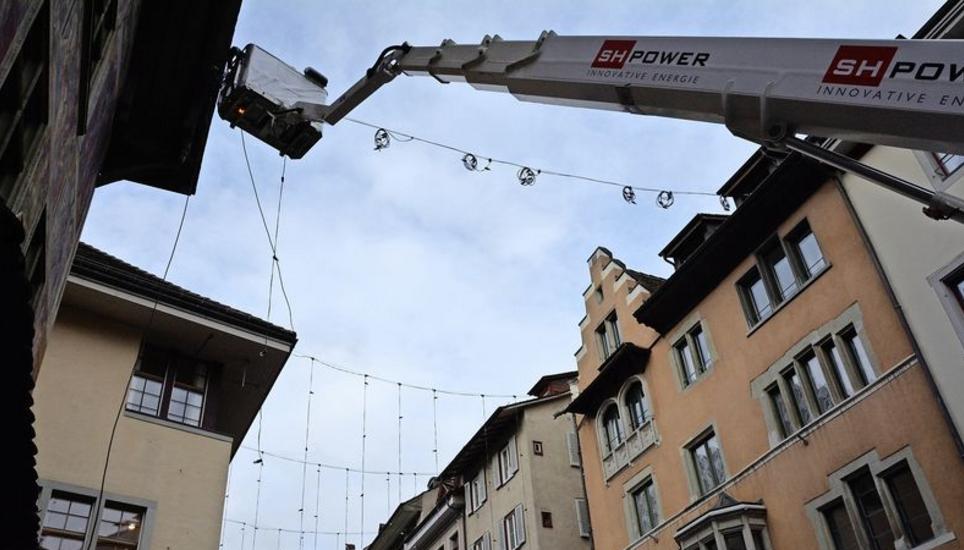 Zurzeit wird in der Altstadt von Schaffhausen die Weihnachtsbeleuchtung montiert. Bild: Kay Fehr