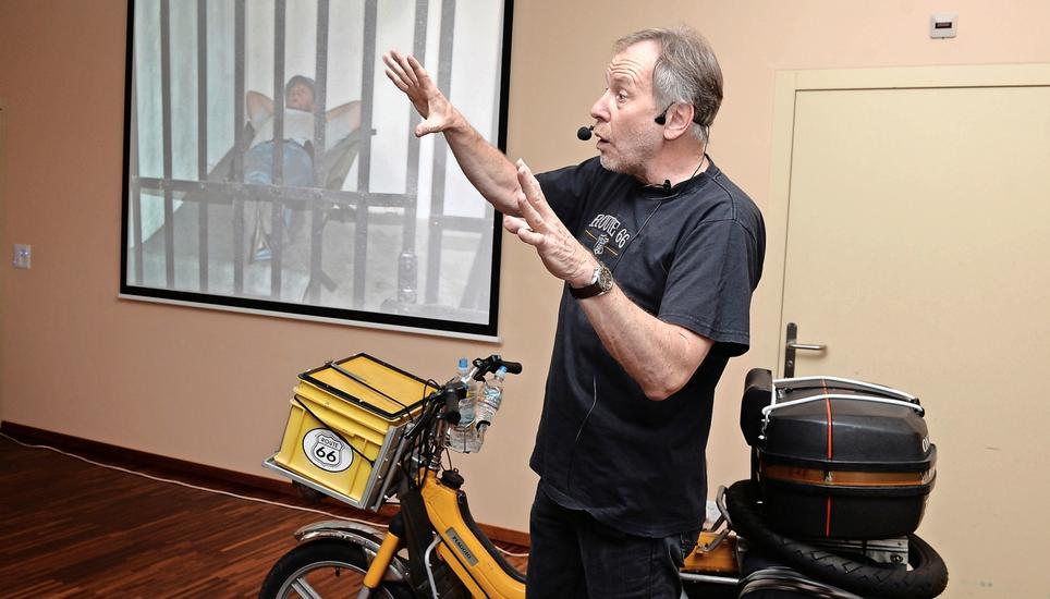Humorvoll und spannend erzählt Roland Gueffroy von seiner abenteuerlichen Fahrt. 4000 Kilometer, drei Zeitzonen und eine «furchtbar» heisse Wüste, all das mit seinem Post-Töffli «Lucy». Bild: Selwyn Hoffmann