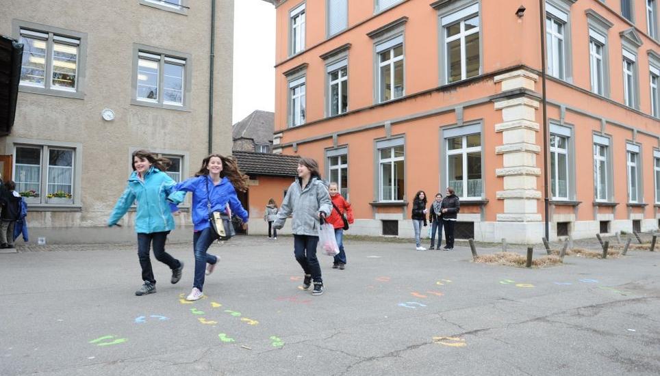 Eltern von Schülern in Schaffhausen bezahlen 110 Franken. Bild: Selwyn Hoffmann