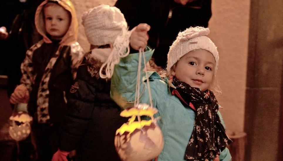 Die Kinder trafen sich an verschiedenen Standorten zum Räbeliechtliumzug in Buchthalen. Ihr gemeinsames Ziel: der Lindenplatz, wo sich zum Schluss alle versammelten. Während des Umzuges sangen sowohl die Kinder als auch die Erwachsenen so bekannte Lieder wie «Räbeliechtli, wo gasch hii?». Bild: sho