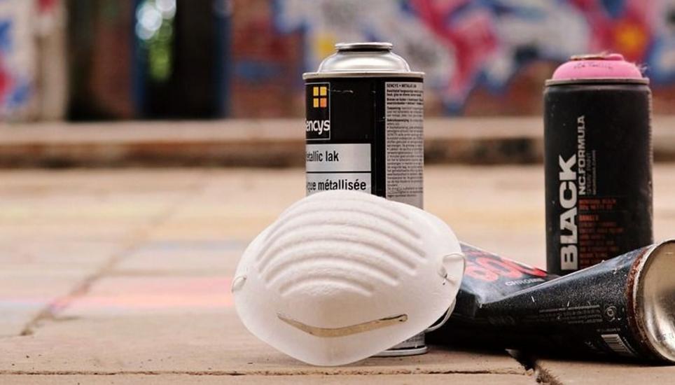 Sprayer haben beim Güterbahnhof einen Personenzug besprayt. Bild: Symbolbild Pixabay