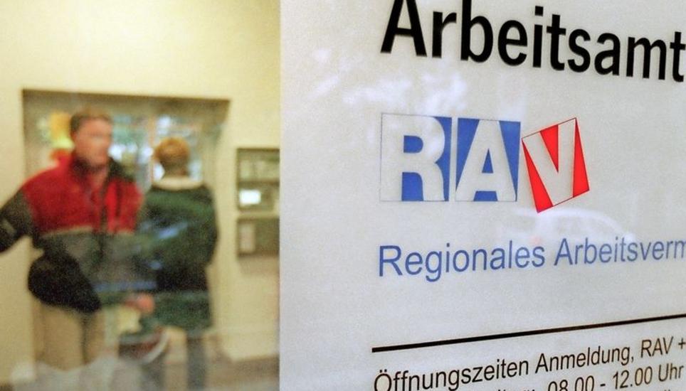 Den Gang zu den RAV mussten in der Schweiz im Oktober weniger Personen als im Vormonat antreten. Bild: Key