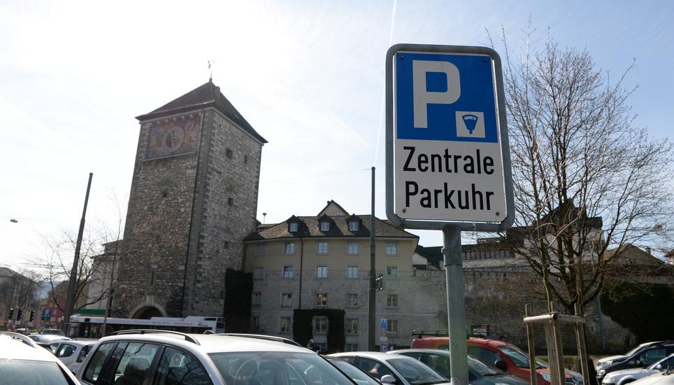 In Schaffhausen muss man zukünftig an mehreren Orten Gebühren zahlen. Bild: Selwyn Hoffmann