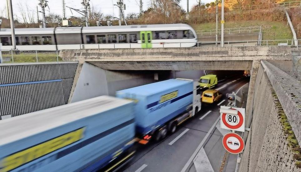 Rund 30 000 Fahrzeuge täglich: der Fäsenstaubtunnel in Schaffhausen. Im Tunnel ist nun ein Alarmsystem gegen beschlagene Scheiben installiert worden. Bild: Michael Kessler