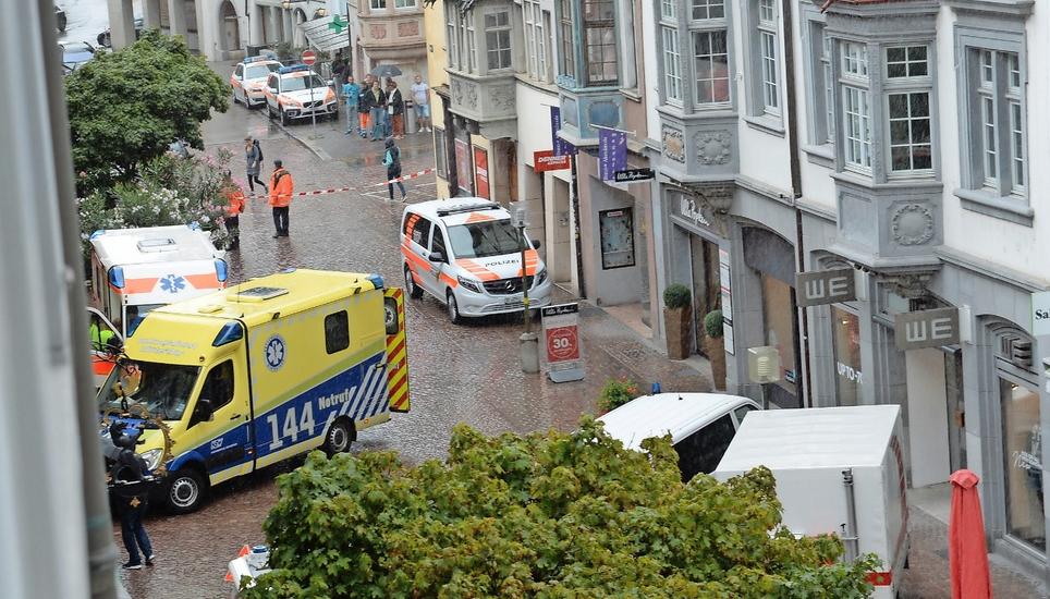 Ausnahmezustand in der Schaffhauser Altstadt: Nach dem Angriff auf die CSS-Filiale vom 24. Juli wurde eine Grossfahndung ausgelöst. Bild: Selwyn Hoffmann