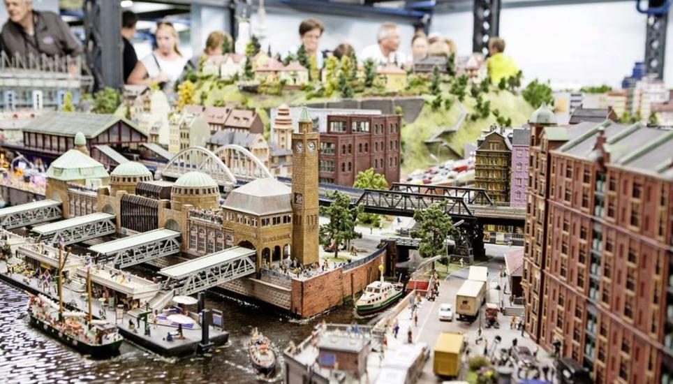 Das Miniatur Wunderland Hamburg ist das Vorbild für die Miniaturwelt Smilestones, die im Herbst 2018 am Neuhauser Industrieplatz eröffnet werden soll. Zu sehen sein werden schweizerische Landschaften und Szenerien – auch der Rheinfall. Bild: Jörg Modrow