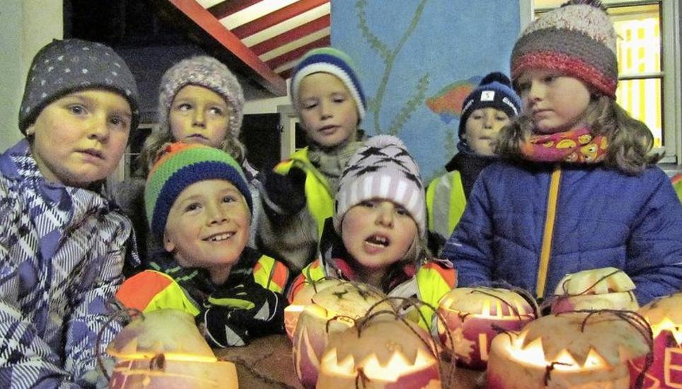 Die Hemishofer Unterstufenschüler und Kindergärtler mit einem Teil ihrer kunstvoll geschnitzten Räbeliechtli, die sie stolz durchs Dorf trugen. Bild: Ernst Hunkeler