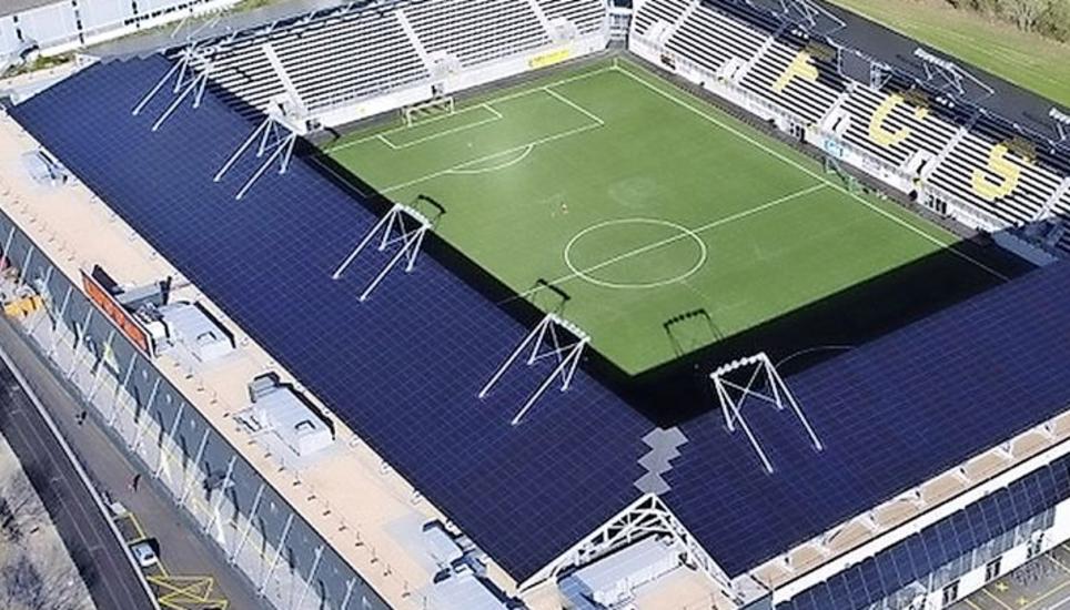 Der Möbelmarkt Lipo im Gewerbebau (links) wurde am 24. November 2016 eröffnet, das Fussballstadion dann am 25. Februar 2017. Bild: zvg