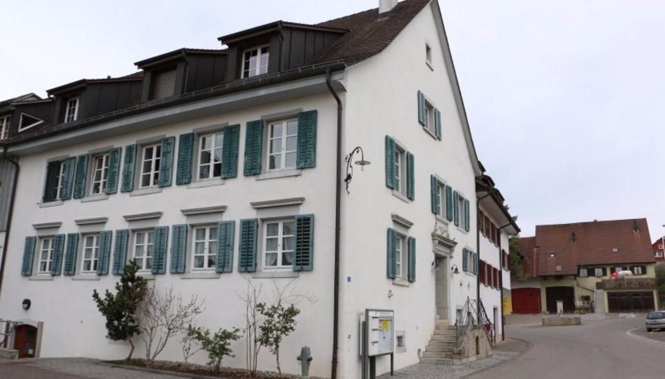 Das Trasadinger Gemeindehaus. Bild: Radio Munot