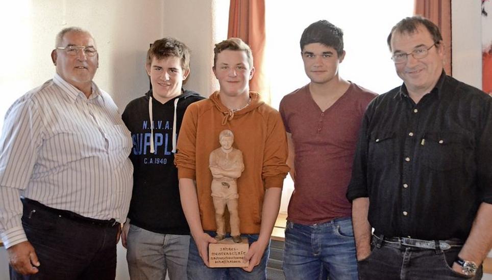 An GV geehrt: Sepp Hüsser, Patrick Schwyn (Merishausen), Nicola Graf (Oberhallau), Jeremy Vollenweider (Marthalen) und Schwingerkönig Ernst Schläpfer.Bild Isabelle Hallauer
