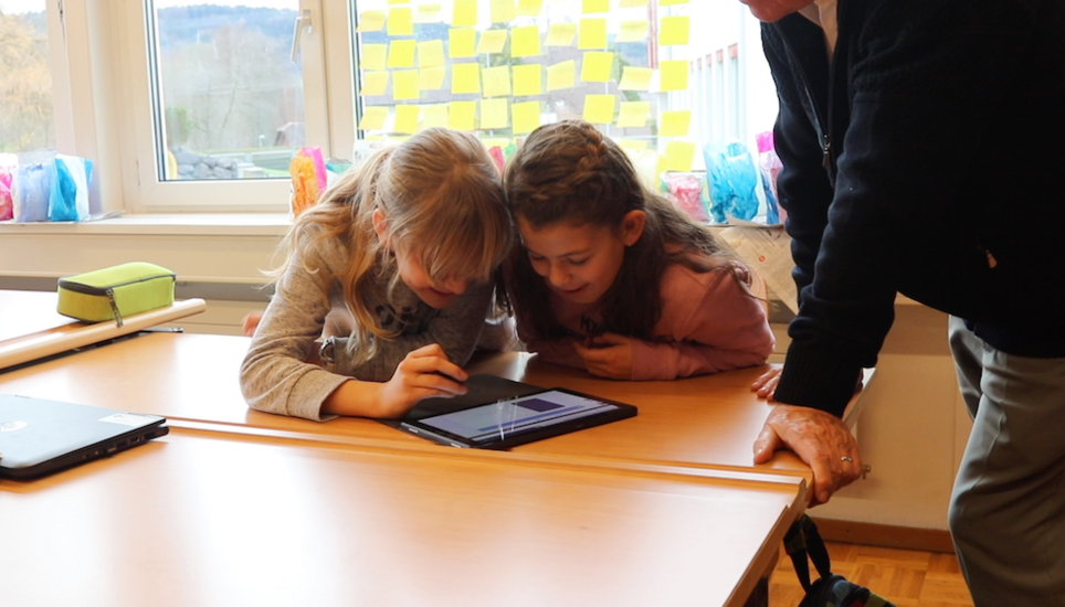 In Schwarzenbach SG arbeiten die Schülerinnen bereits mit Tablets. Bald soll das auch in Hallau geschehen. Bild: Janosch Tröhler
