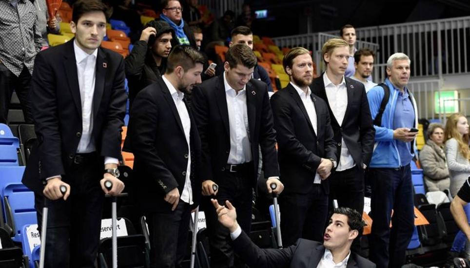 Die verletzten Kadettenspieler beim Bukarest-Heimspiel (v. l.): Zoran Markovic, Nikola Cvijetic, Dimitrij Küttel, Gabor Cszaszar, Christoffer Brännberger und vorne Luka Maros; zudem fehlte Manuel Liniger wegen einer Gehirnerschütterung. Bild: Alexander Wagner