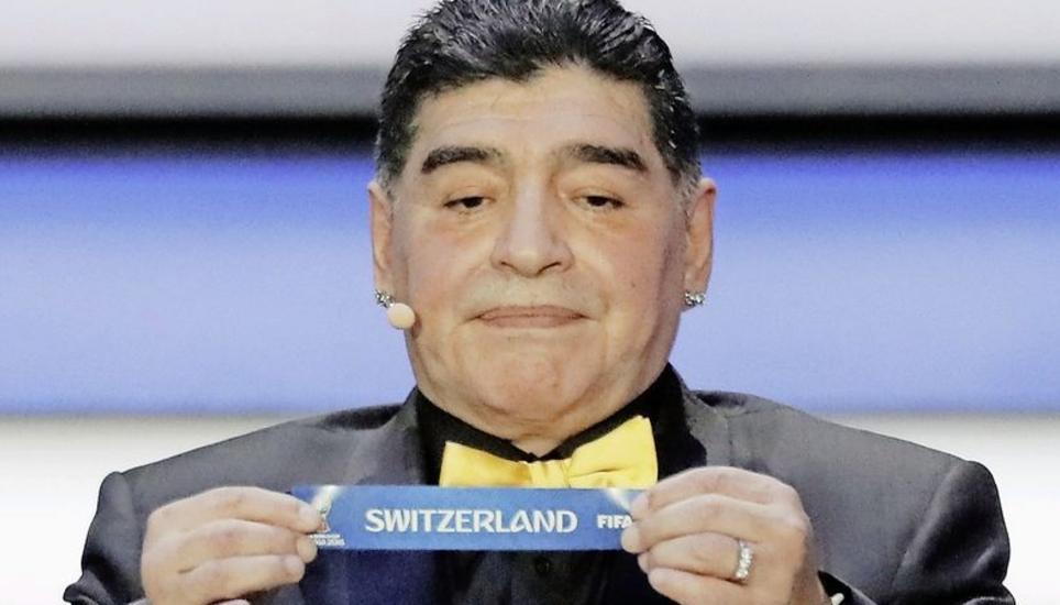 «Glücksfee» Diego Armando Maradona, Weltmeister 1986 mit Argentinien, zieht die Schweiz in die Gruppe E. Bild: Key