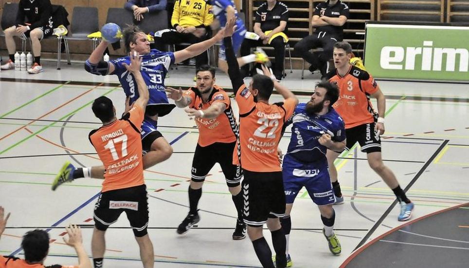 Nicht zu stoppen vermochten die Kadetten-Spieler ihre Gegner vom HC Kriens-Luzern (Peter Schramm am Ball). Die Schaffhauser verloren mit 23:26. Bild: Philipp Hagen