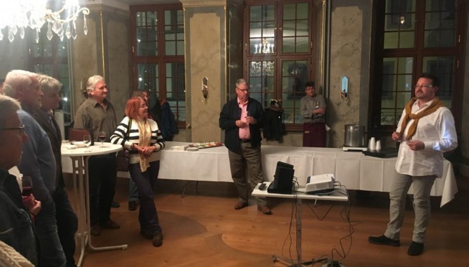 Radio Munot Geschäftsführer Marcel Fischer bedankt sich bei Club-Mitgliedern. Bild: Radio Munot