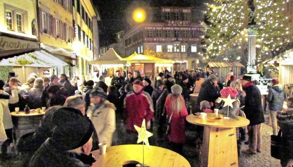 Schon am Eröffnungsabend drängten sich die Märlistadt-Besucher aus nah und fern auf dem Rathausplatz. Bild: Ernst Hunkeler