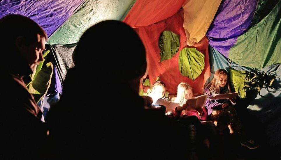 Die Lesenacht in Osterfingen sorgte am Donnerstagabend in speziell dekorierten Räumen für viel Stimmung. Bild: Theo Kübler