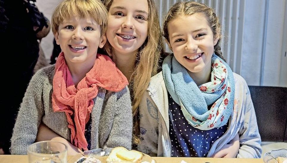 Die Geschwister Basil, Ronja (hat Basil auf dem Schoss) und Naijwa Schüle sind mit ihrer Mutter am Brunch im Fass.