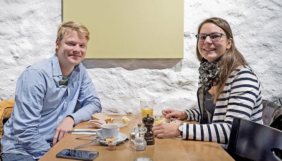 Matthias Weber und Oriana Zehnder sind Stammgäste und geniessen die Stimmung am Fasstag.