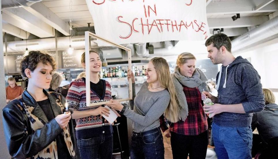 Die Schauspieler des Theatercombos «Szenario» präsentieren gemeinsam ihr Kurzstück, welches extra für den Fasstag geschrieben wurde. Bilder: Evelyn Kutschera