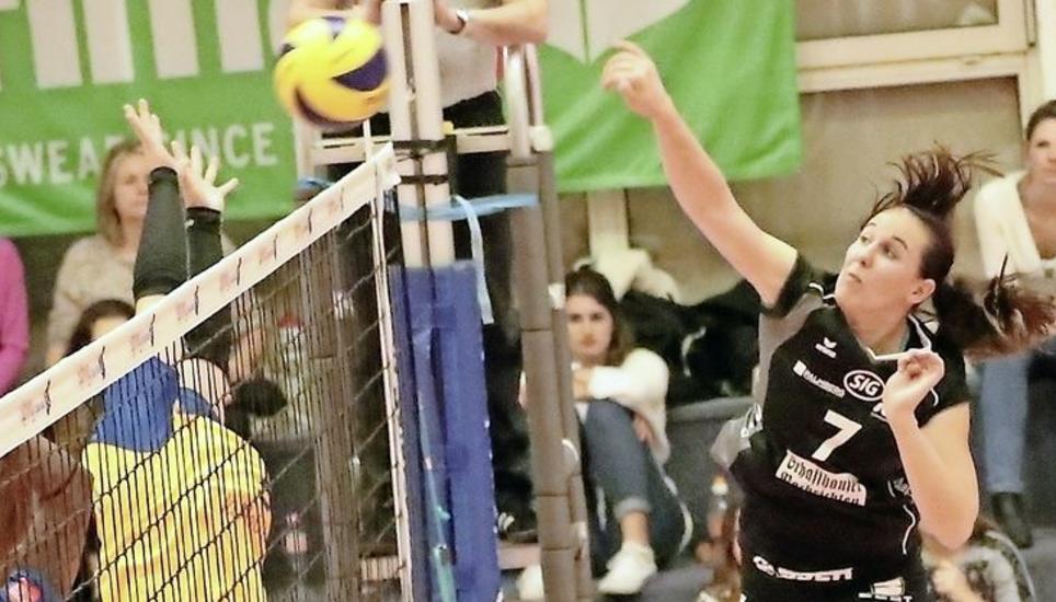 Kanti-Mittelblockerin Nina Lutz greift gegen Cheseaux an. Bild: Werner Schläpfer