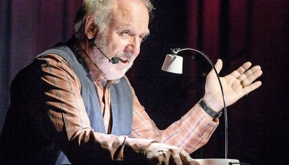 Peter Reber bei seinem Auftritt am Samstagabend im Neuhauser Trottentheater. Bild: Michael Kessler