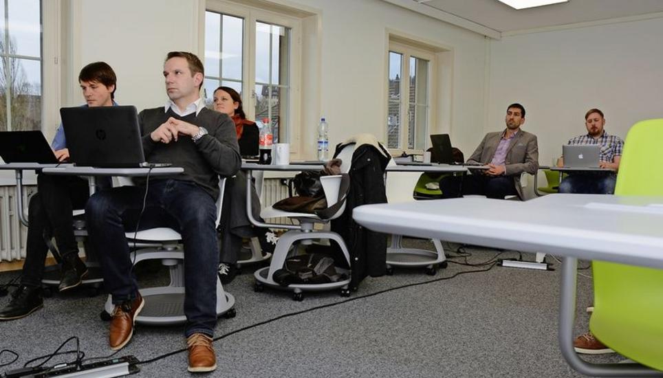 Die Studierenden des Masterstudiengangs General-Management an der Hochschule Schaffhausen sind einmal im Monat für zwei Tage am Hochschulstandort an der Rheinstrasse. Dazwischen läuft die virtuelle Lernphase. Bild: Dario Muffler