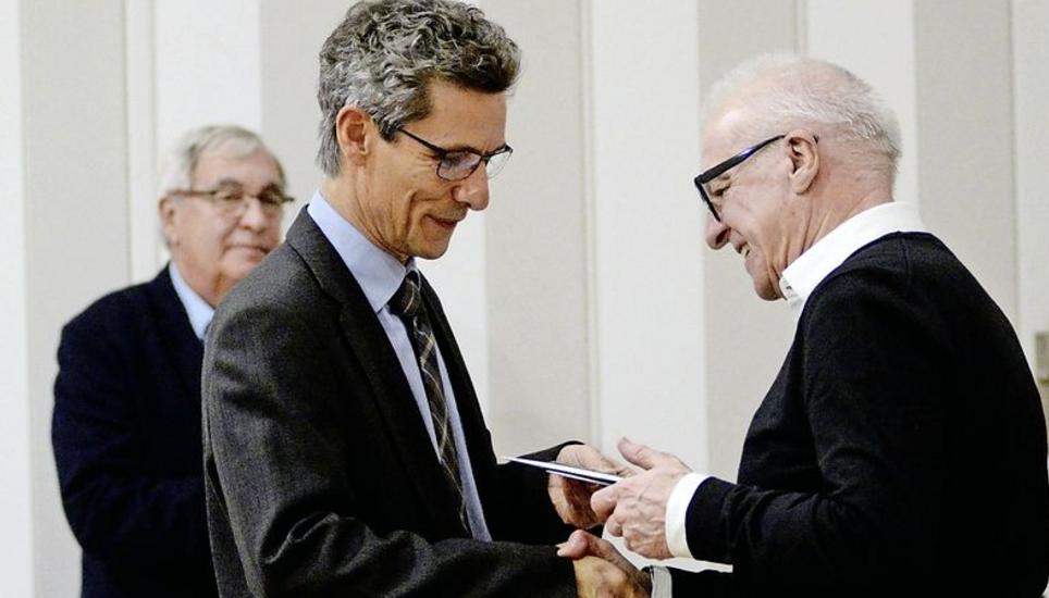Peter Neukomm überreicht Kantonsratspräsident Walter Hotz (SVP) Geschenke der Stadt. Im Hintergrund Thomas Hauser. Bild: Zeno Geisseler