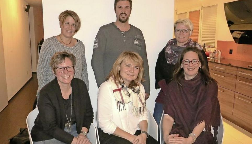 Diese 6 Vorstandsmitglieder hören auf beim FC Beringen: (oben v. l.) Kirsten Schären (Projekte), Bernd Tribelhorn (Junioren-Obmann), Colette Gültabak (Co-Präsidentin; (u. v. l.) Angelika Stauffer (Marketing/Sponsoring), Carmen Sommerhalder (Projekte) und Michèle Winterflood (Präsidentin).Bild zvg