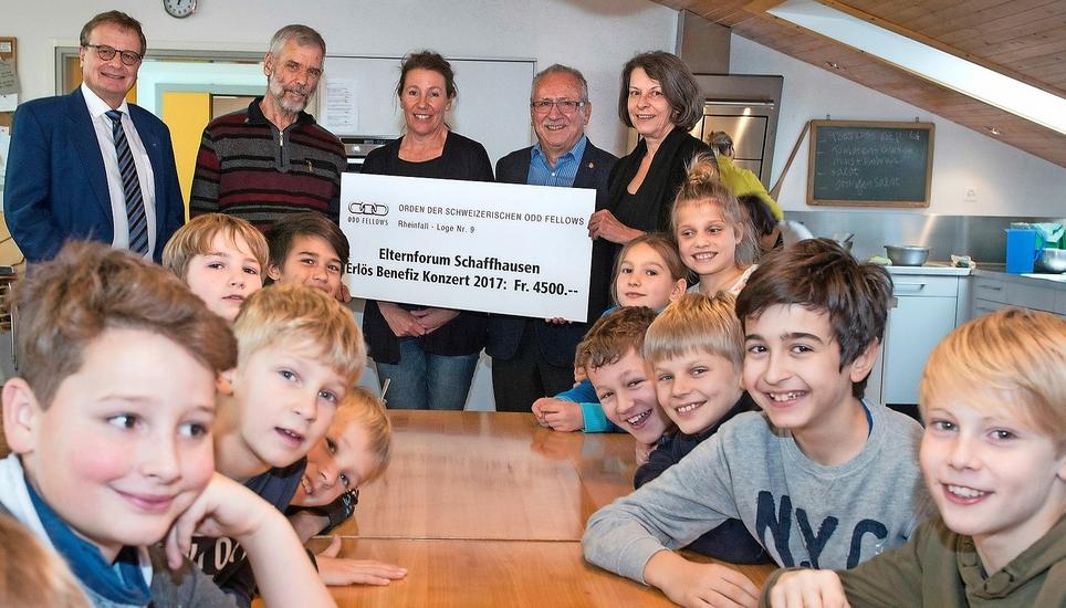 Im Vordergrund: jugendliche Teilnehmer am Mittagstisch Breite. Dahinter, von rechts: Nicole Gallmann (Präsidentin Elternforum), Jakob Vögeli (Odd Fellows), Martina Ricci (Leiterin Mittagstisch Breite), Urs Thomann und Beat Krattiger (Odd Fellows). Bild: zvg
