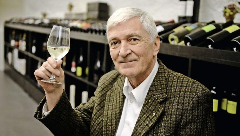 Erfrischend säuerlich und bekömmlich: Markus Furrer, der Referent des Vortrags «Schaffhauser Wein und Weinhandel um 1500», stösst mit Elbling an – im mittelalterlichen Mischverhältnis 1:3 mit Wasser verdünnt. Bild: Selwyn Hoffmann